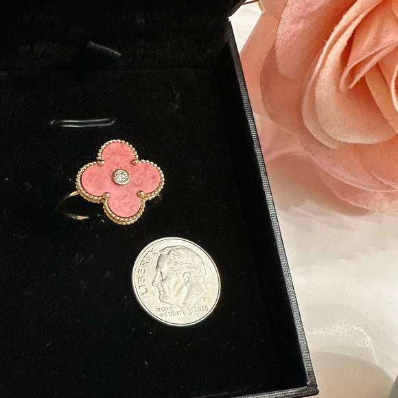 Real 18k Gold clover flower with stone 🌸